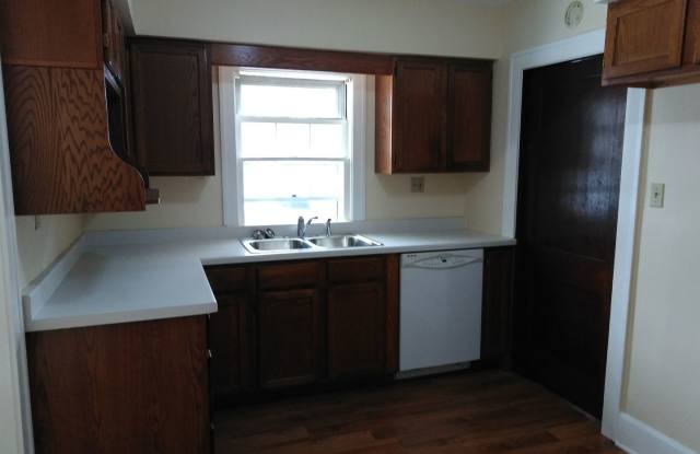 2 Bedroom House with Hardwood Floors photos photos