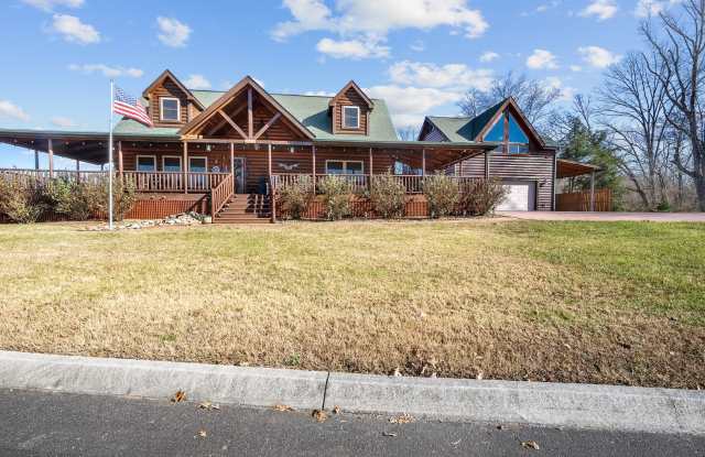 Sevierville 37876 - 3 bedroom, 3.5 Bath, 2486 sq. ft. Cabin and a 672 sq. ft. Studio above garage - Contact Linda Meese 865-591-6004 photos photos