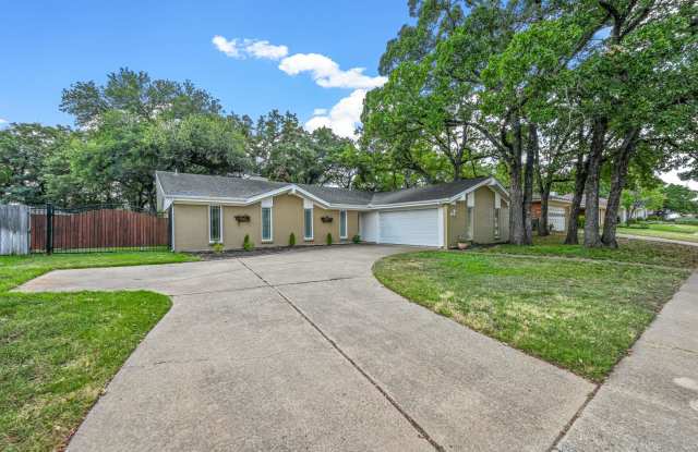 3 Bed 2 Bath Home in Desirable Neighborhood! - 1818 Park Hill Drive, Arlington, TX 76012