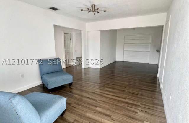 180 NW 32nd Pl Gallery 4