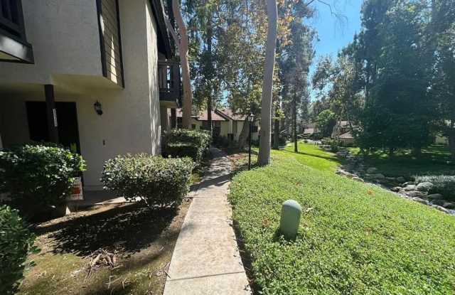 AVAILABLE NOW! Canyon Crest Townhome - 828 Vía Mesa Verde, Riverside, CA 92507