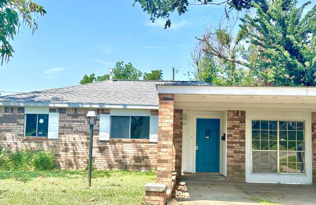 2208 N Pottenger Ave - 2208 North Pottenger Avenue, Shawnee, OK 74804