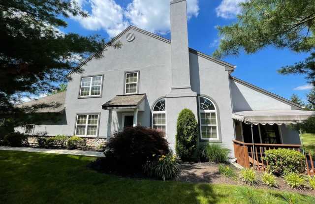 214 HAWTHORNE CT N Gallery 1