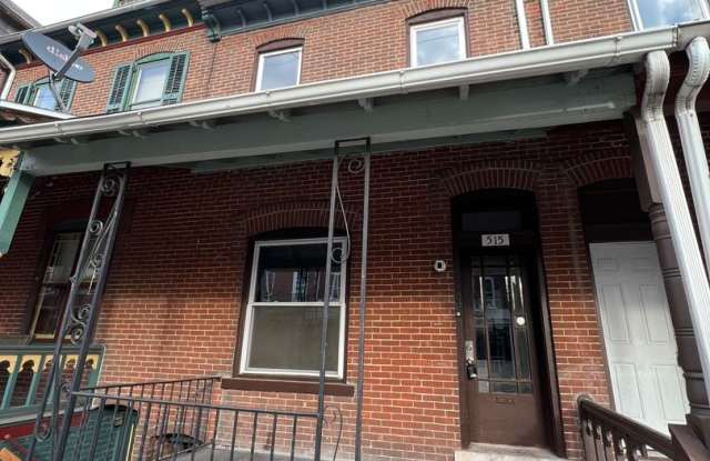 Spacious THREE BEDROOM ROW Gallery 2