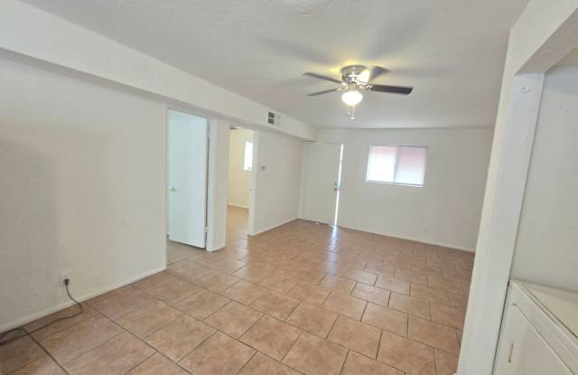 2 bed 1.5 bath UTILITES INCLUDED Gallery 4