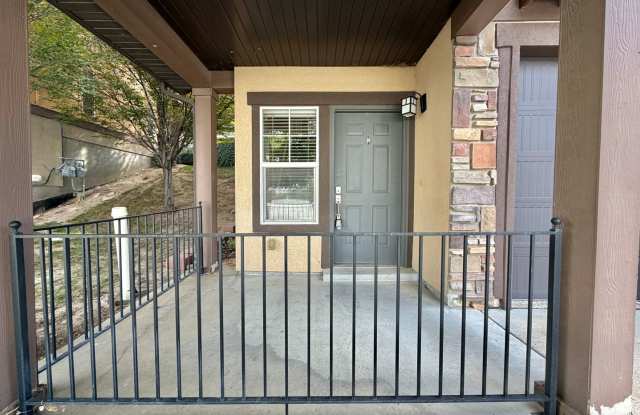 2 Bed Townhome with Garage, Driveway & In-Unit Laundry Gallery 3
