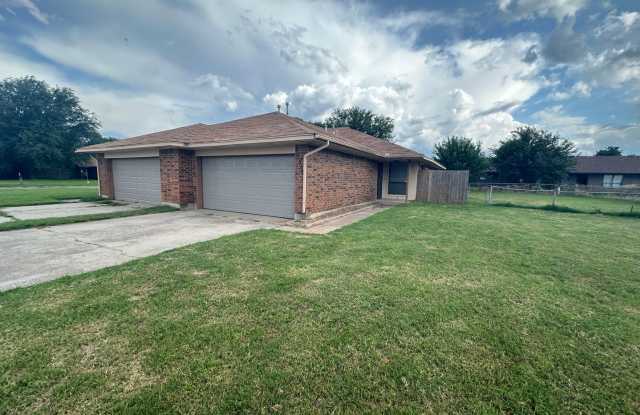 2 Bed 2 Bath Duplex In OKC Close To Shopping And I-40 photos photos