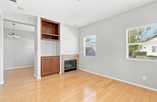 Pet Friendly Spacious and Modern 4bd/3ba Home with 2-Car Garage Gallery 4
