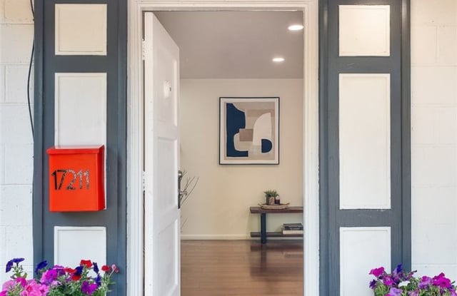 Charming 2 bed, 1 bath with large yard and easy access to I-5, light rail and amenities Gallery 3