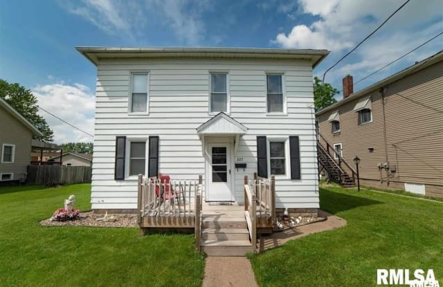 227 E 2ND Avenue - 227 2nd Avenue West, Milan, IL 61264