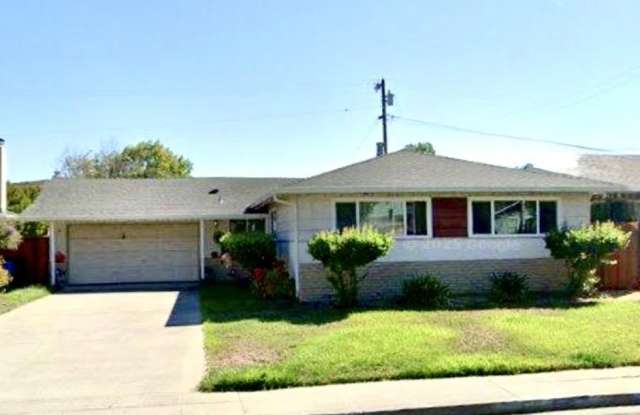 523 Hickory PL Gallery 1