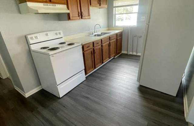 Cute and Cozy 2/1 in Mulberry- Apply FOR FREE now!! - 203 Northeast 2nd Street, Mulberry, FL 33860