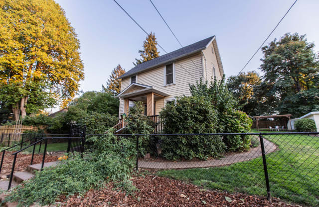 1215 Eugene Street - 1215 Eugene Street, Hood River, OR 97031
