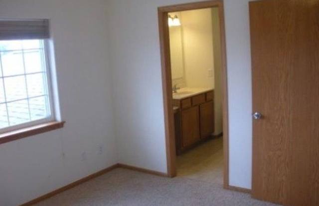 Quiet Marion Townhouse near Hwy 13 photos photos