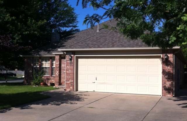 3 Bedroom Plus Office in Stone Mill! Great open floor plan, huge kitchen! - 700 North Laurel Avenue, Broken Arrow, OK 74012