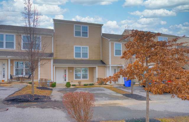 Oak Tree Townhome | 4 Bed, 4.5 Bath | Available Now! - 610 Pin Oak Drive Northwest, Christiansburg, VA 24073