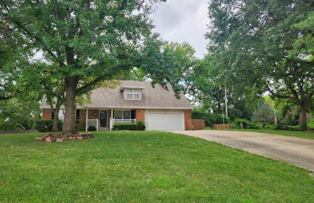 Wow! 5BR, 4BTH executive home for lease! - 1601 Southwest Sieben Street, Topeka, KS 66611