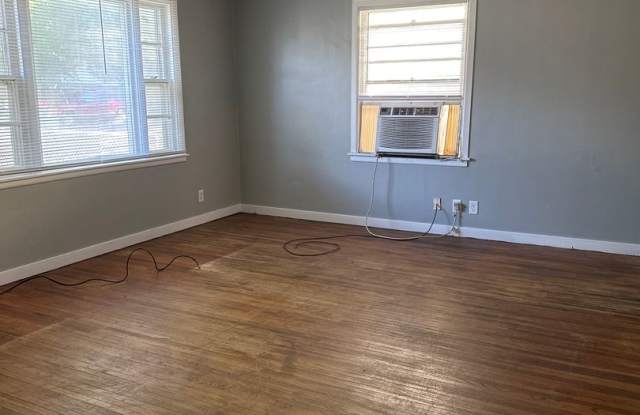 2 Bedroom, 1 Bath Single Family Home  138 Madison St Waterloo in the Highland School District! Gallery 3