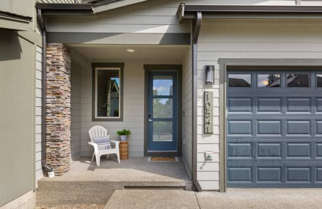 Bright 3-Bedroom Edgewood Townhome with Loft and 2-Car Garage Gallery 3