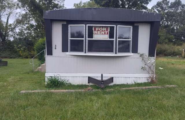Cozy 2-Bedroom Trailer for Rent – Pet Friendly Gallery 1
