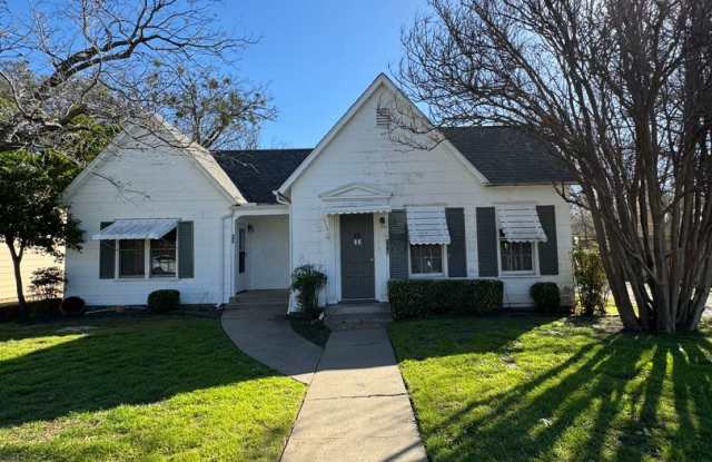 1/1 Historic CHARM  + Wood Floors + Across from City Park and Pool Gallery 3