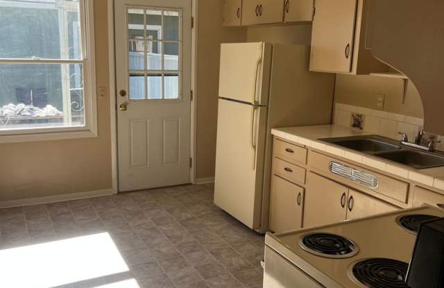 Medford 2 Bedroom, 1 bath Duplex with Fenced Yard Gallery 3