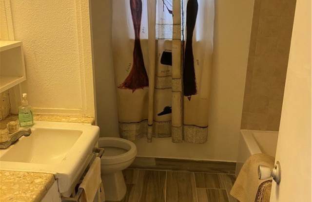 4621 Gollihar Gallery 2