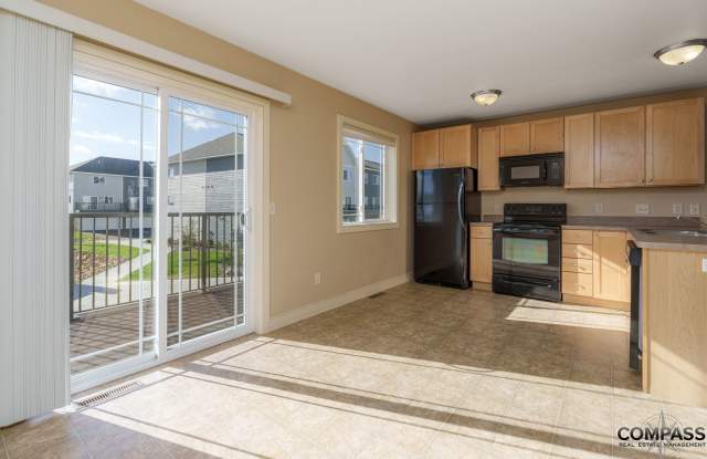 SPACIOUS TOWNHOME CONVENIENTLY LOCATED WITH IN-UNIT LAUNDRY photos photos