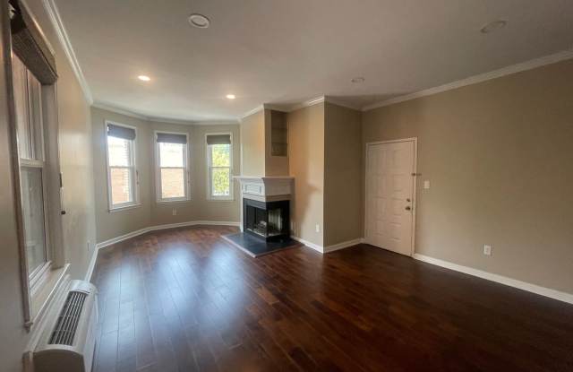 Dupont Circle 2-level Condo at The Cygnet. 1 Bed/1 Full Bath, Fireplace and Modern Kitchen Gallery 4