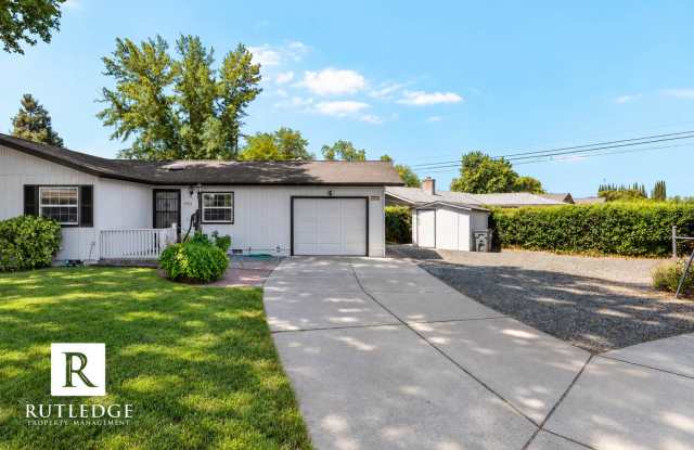 Spacious Corner Lot 3 Bed / 1 Bath Home in White City! Gallery 4