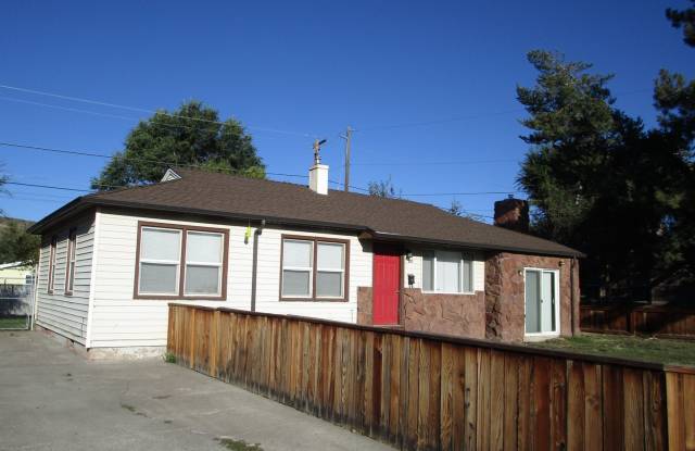 3 Bedroom, 1 Bathroom House with Fenced Yard - Available Soon! photos photos