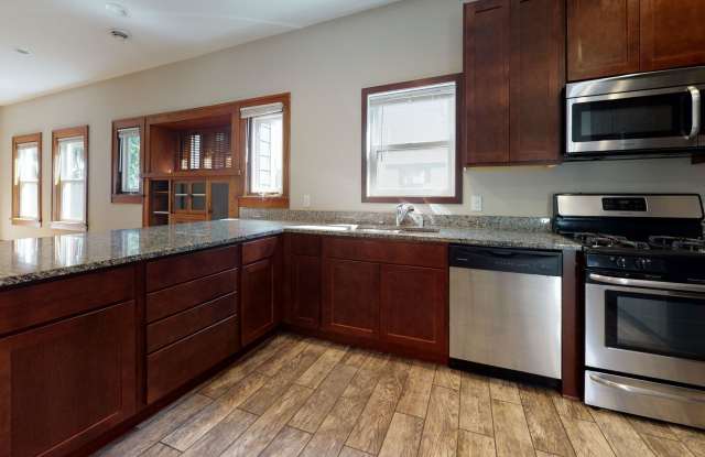Renovated 6-Bedroom Single-Family House Gallery 4