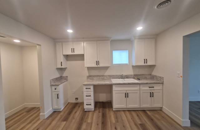 Beautifully Renovated 3 bedroom 2 Bath House - 118 East Warren Avenue, Oildale, CA 93308