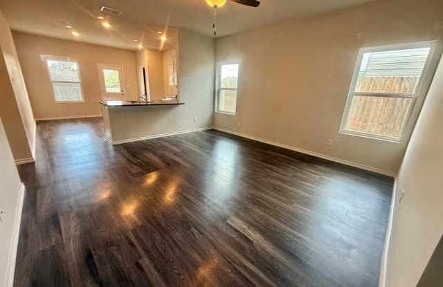 Elegant 4-bed/2-bath! Gallery 3