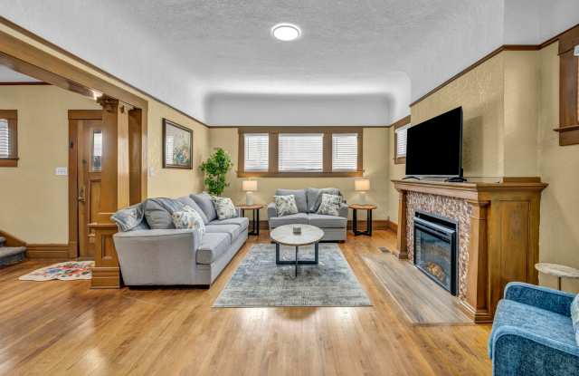 FULLY FURNISHED & BEAUTIFULLY REMODELED CLASSIC HOME NEAR UNR WITH UNBEATABLE I-80 ACCESS photos photos