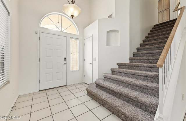 Wonderful and spacious home in Glendale w/pool and view fencing. Gallery 4