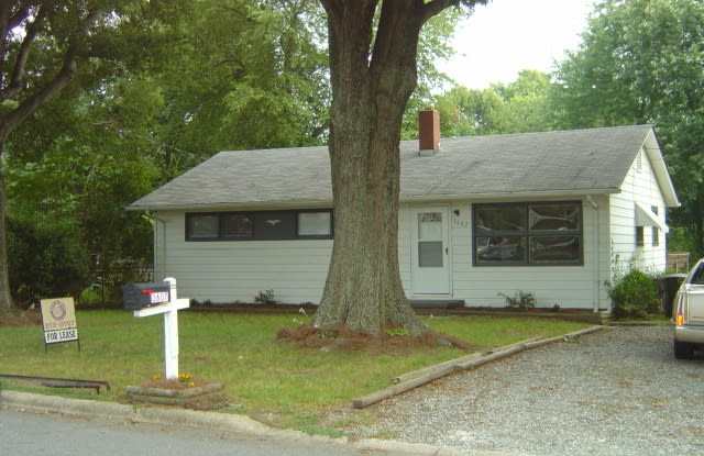 3 BR House w/ Fenced Yard and Convenient to I-40 photos photos