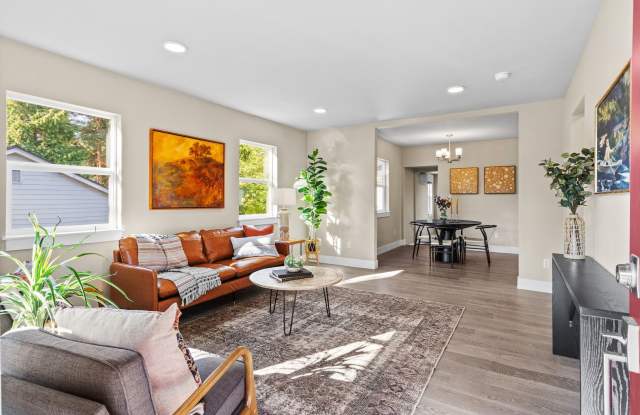 Beautifully Renovated 4BR Home in North Seattle! Gallery 4