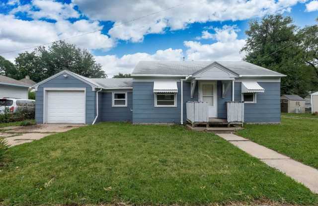 $895 - 2 bed 1 bath - Single Family Home - 312 South Poplar Street, Newton, KS 67114
