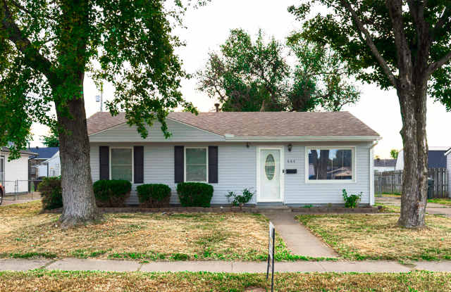 668 Greenbriar St Gallery 1