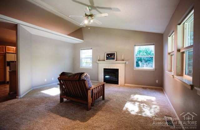 Bring Your Dog! Westside, 3 Bdrm, 2 Bath House, Double Garage & Xtra Storage Gallery 4