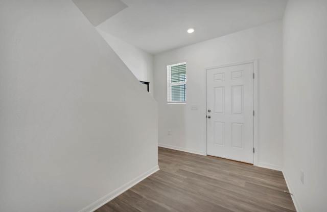 Beautiful Townhome in Madison Place Davenport! Gallery 4
