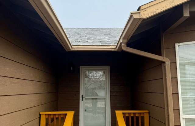Adorable Home in SW Redmond with Huge Backyard! Gallery 3