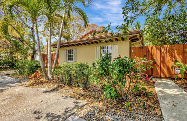 227 NE 12th Street unit: 2 photos photos