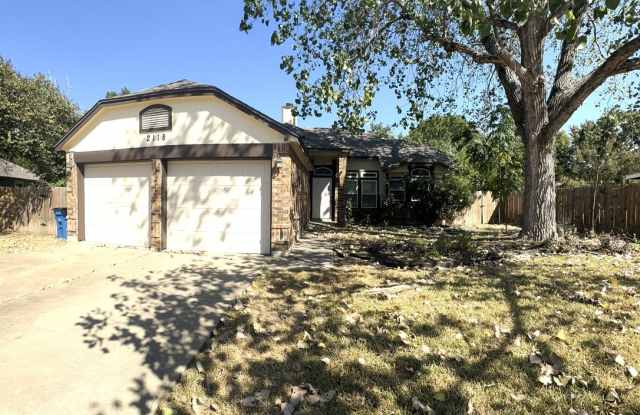 Quaint South Creek Beauty with Huge Yard Gallery 1