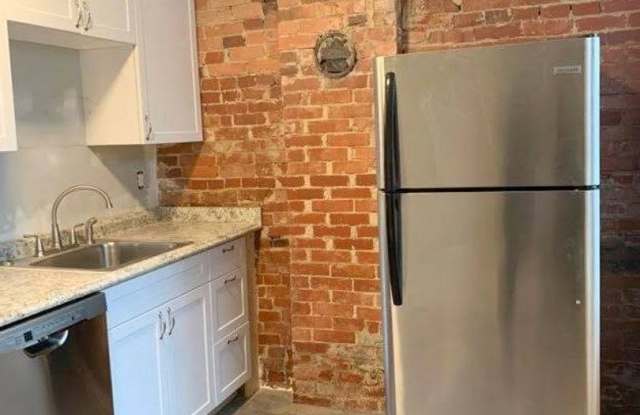 Amazing Fully Renovated 5 Bedroom (or 6)/ Two Bathroom House with Central Air and Back Yard - Close to Pitt Campus Gallery 4
