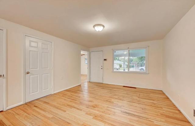 Charming 3 Bedroom Home – Pets Welcome! Gallery 3