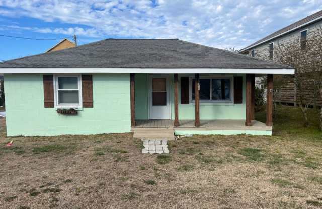 Promise Land North Quaint 2 bedroom with views of waterfront from rear of home located in Historic Walking District of downtown Morehead City - 1208 Avery Street, Morehead City, NC 28557
