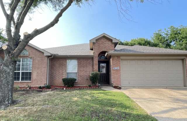 2203 Eden Green Dr - 2203 Eden Green Drive, Arlington, TX 76001