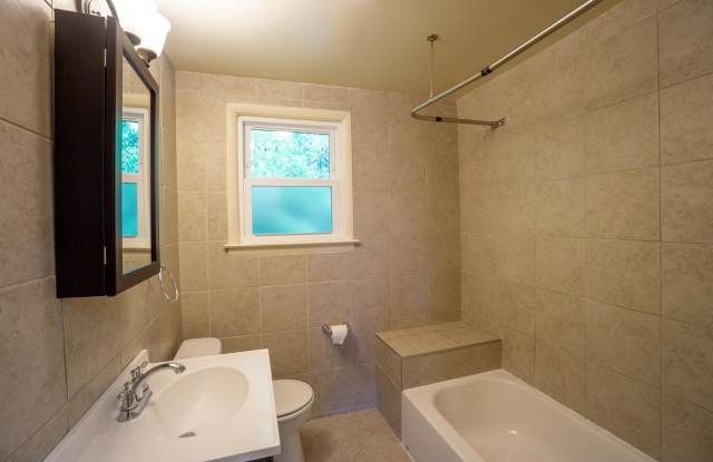 133 Houston Ave - Available 06/01/2027 - Renovated 2nd Floor Flat Gallery 4